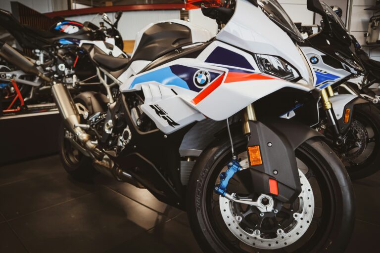 Motos neuves dans une devanture d'un concessionnaire