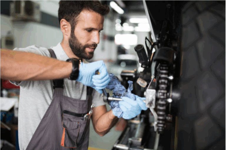 mecanicien travaillant sur une moto